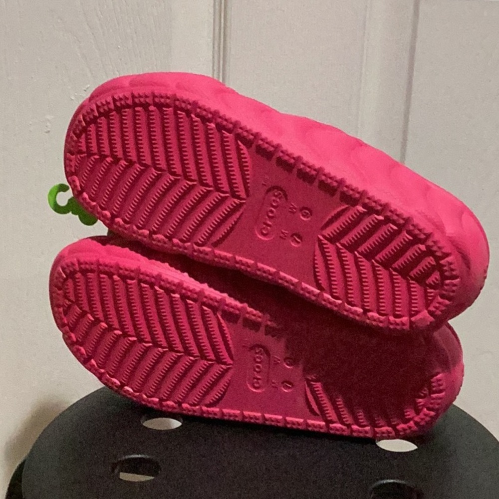 SOLD OUT..DO NOT PURCHASE - Crocs Classic Cozzzy Overpuff Sandal - Size 9 - Picture 4 of 5